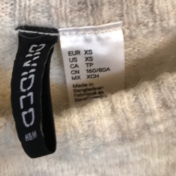 H&M DIVIDED LINE SOFT AND WARM CREAM COLOR SWEATER SIZE XS EXCELLENT CONDITION - Picture 2 of 6
